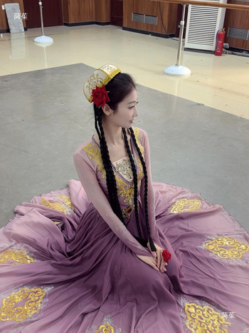 Costum etnic de dans pentru dansuri populare, cu fustă evazată mare, pentru repetiții și reprezentații; țesătură: spandex; unisex; primăvara 2025