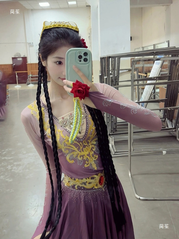 Costum etnic de dans pentru dansuri populare, cu fustă evazată mare, pentru repetiții și reprezentații; țesătură: spandex; unisex; primăvara 2025