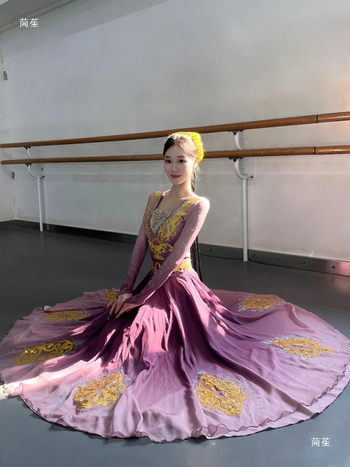 Costum etnic de dans pentru dansuri populare, cu fustă evazată mare, pentru repetiții și reprezentații; țesătură: spandex; unisex; primăvara 2025