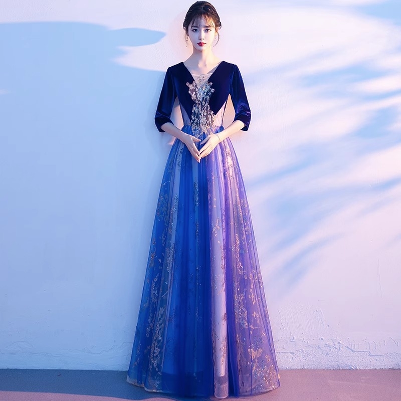 Rochie pentru cor feminin cu fustă lungă, stil gazdă-diriginte, țesătură plasă cu elasticitate (spandex <30%), potrivită pentru dans folk