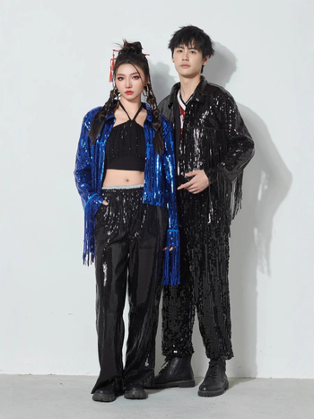 Costum de scenă pentru femei: top lucios cu paiete și jachetă cu ciucuri, țesătură poliester, conținut poliester 50–70%, vară 2024