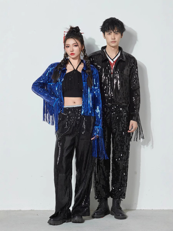 Costum de scenă pentru femei: top lucios cu paiete și jachetă cu ciucuri, țesătură poliester, conținut poliester 50–70%, vară 2024