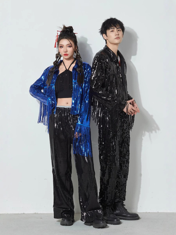 Costum de scenă pentru femei: top lucios cu paiete și jachetă cu ciucuri, țesătură poliester, conținut poliester 50–70%, vară 2024