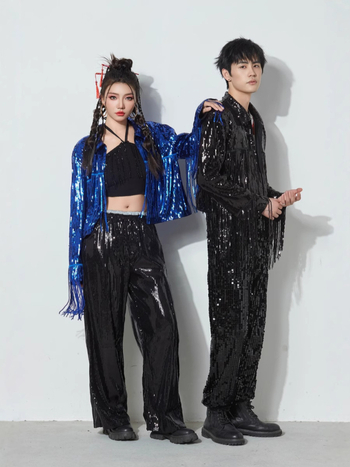 Costum de scenă pentru femei: top lucios cu paiete și jachetă cu ciucuri, țesătură poliester, conținut poliester 50–70%, vară 2024