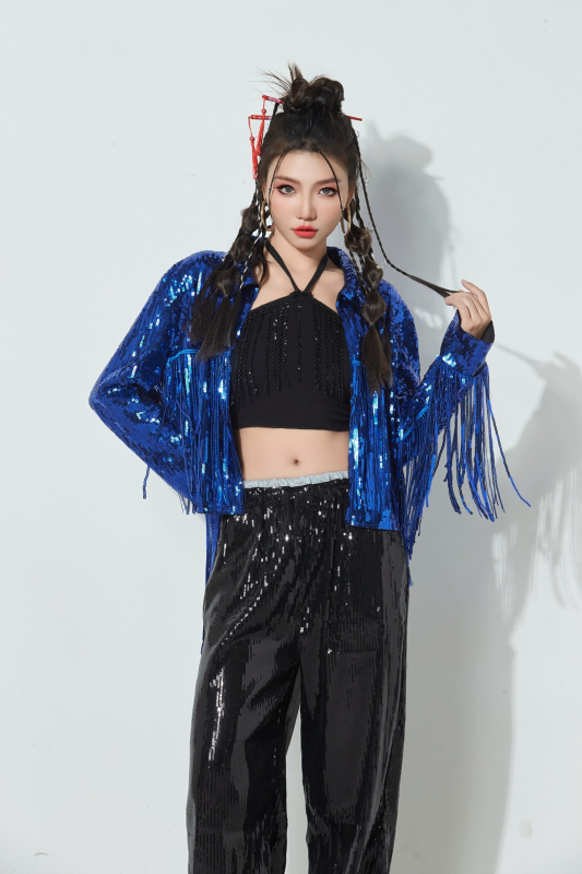 Costum de scenă pentru femei: top lucios cu paiete și jachetă cu ciucuri, țesătură poliester, conținut poliester 50–70%, vară 2024
