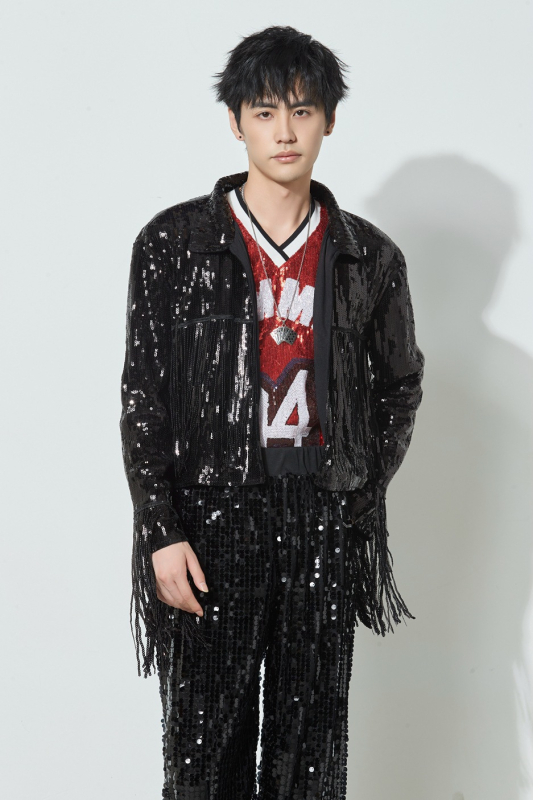 Costum de scenă pentru femei: top lucios cu paiete și jachetă cu ciucuri, țesătură poliester, conținut poliester 50–70%, vară 2024