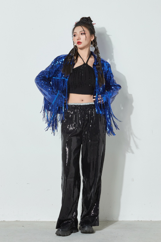 Costum de scenă pentru femei: top lucios cu paiete și jachetă cu ciucuri, țesătură poliester, conținut poliester 50–70%, vară 2024