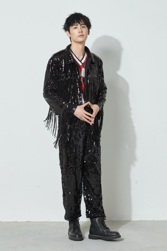 Costum de scenă pentru femei: top lucios cu paiete și jachetă cu ciucuri, țesătură poliester, conținut poliester 50–70%, vară 2024