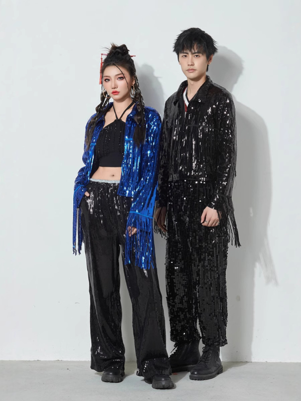 Costum de scenă pentru femei: top lucios cu paiete și jachetă cu ciucuri, țesătură poliester, conținut poliester 50–70%, vară 2024