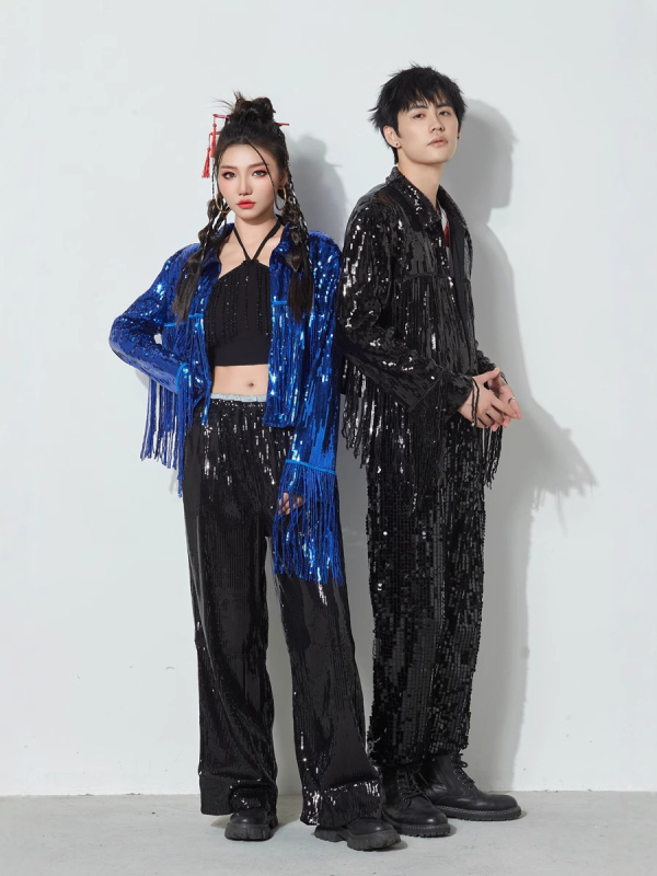 Costum de scenă pentru femei: top lucios cu paiete și jachetă cu ciucuri, țesătură poliester, conținut poliester 50–70%, vară 2024