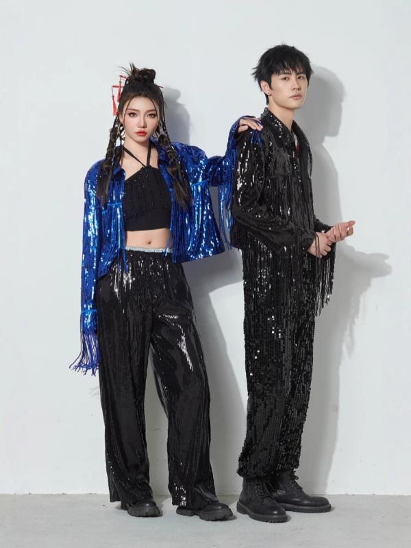 Costum de scenă pentru femei: top lucios cu paiete și jachetă cu ciucuri, țesătură poliester, conținut poliester 50–70%, vară 2024