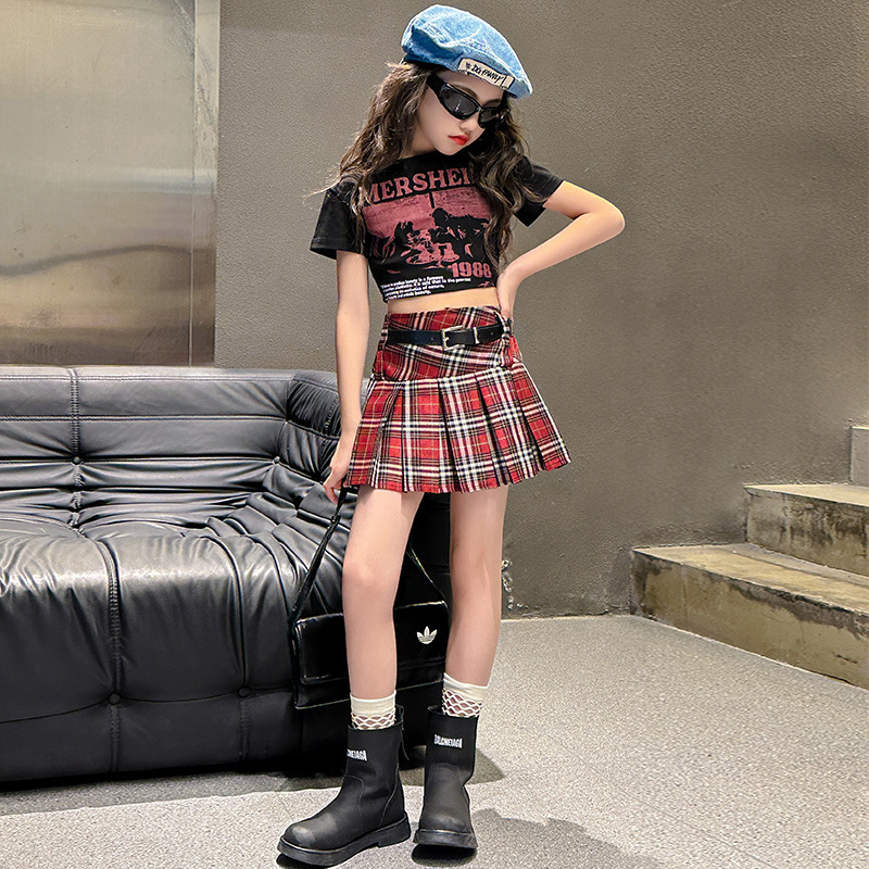 Set de vară pentru fetițe, două piese: tricou cu mânecă scurtă și fustă plisată cu model pătrate, stil coreean, material din amestec bumbac-poliester