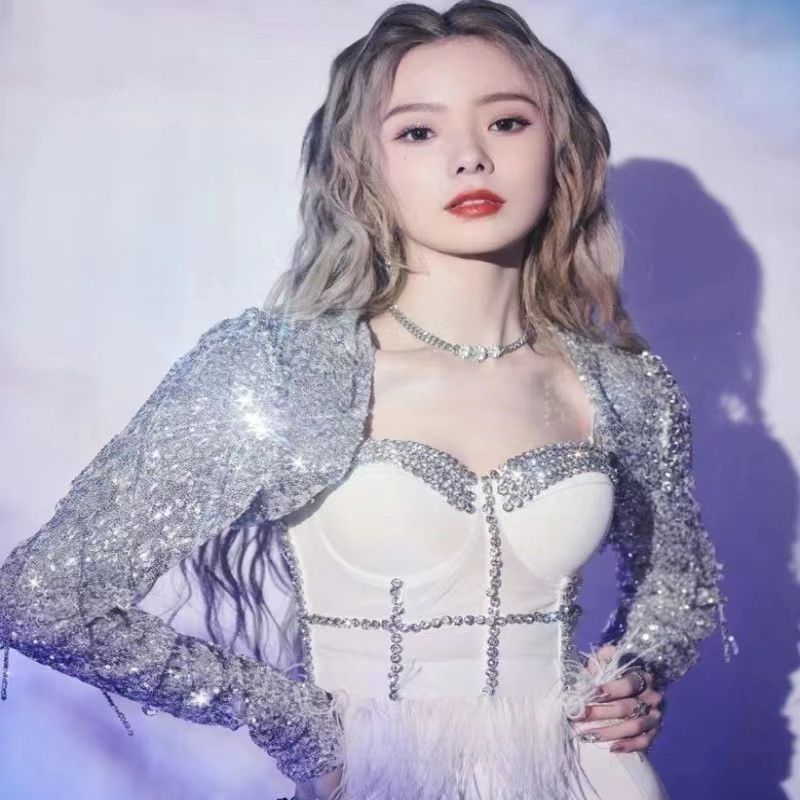 Chen Zhuoxuan inspirirano: sequin izvedbeno odijelo za žensku grupu, go-go bar, prsluk od perja i snažan scenografski set