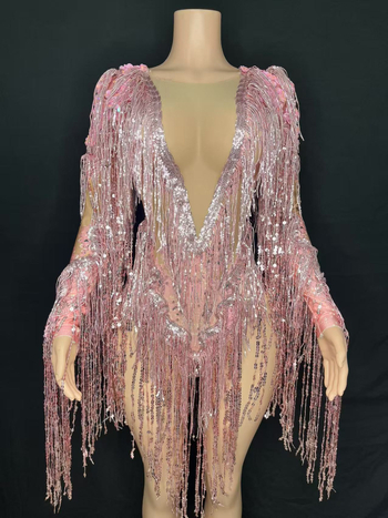 Rochie de scenă dintr-o singură piesă, cu ciucuri și ornamente cu diamante; țesătură plasă cu elastan 50–70%; țesătură secundară 70–80%; stil neutru; imprimeu