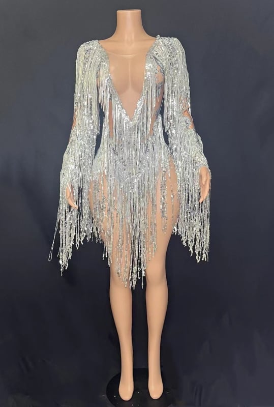 Rochie de scenă dintr-o singură piesă, cu ciucuri și ornamente cu diamante; țesătură plasă cu elastan 50–70%; țesătură secundară 70–80%; stil neutru; imprimeu