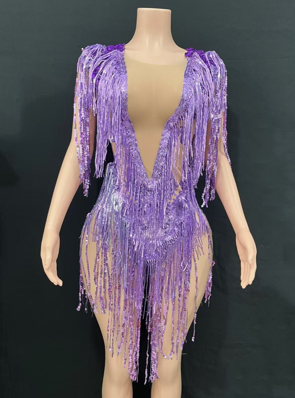 Rochie de scenă dintr-o singură piesă, cu ciucuri și ornamente cu diamante; țesătură plasă cu elastan 50–70%; țesătură secundară 70–80%; stil neutru; imprimeu