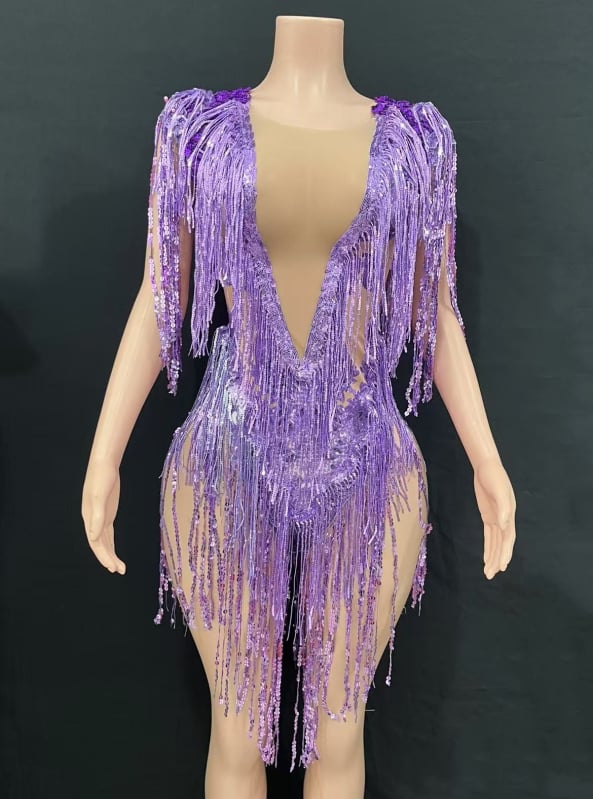 Rochie de scenă dintr-o singură piesă, cu ciucuri și ornamente cu diamante; țesătură plasă cu elastan 50–70%; țesătură secundară 70–80%; stil neutru; imprimeu