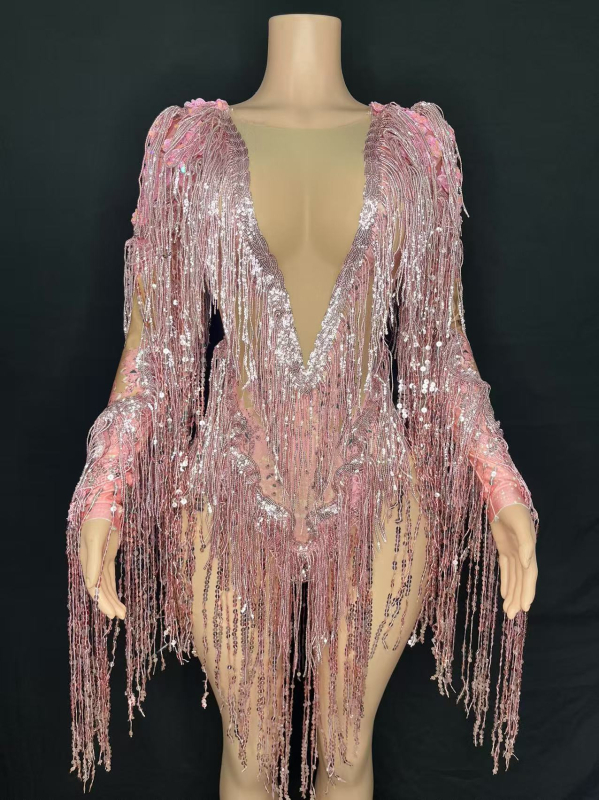 Rochie de scenă dintr-o singură piesă, cu ciucuri și ornamente cu diamante; țesătură plasă cu elastan 50–70%; țesătură secundară 70–80%; stil neutru; imprimeu