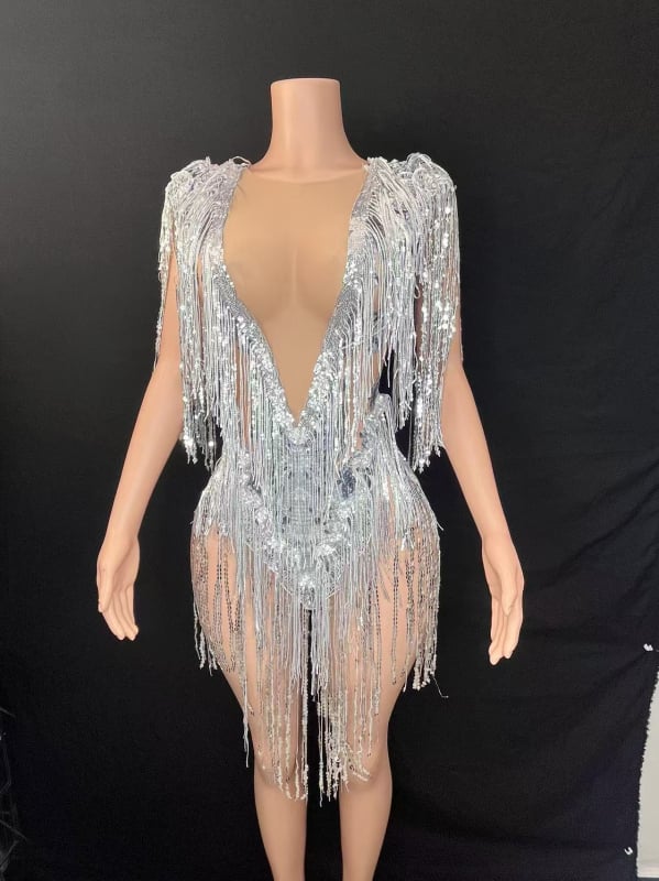 Rochie de scenă dintr-o singură piesă, cu ciucuri și ornamente cu diamante; țesătură plasă cu elastan 50–70%; țesătură secundară 70–80%; stil neutru; imprimeu