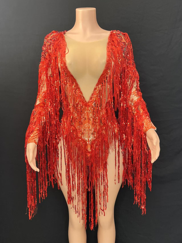 Rochie de scenă dintr-o singură piesă, cu ciucuri și ornamente cu diamante; țesătură plasă cu elastan 50–70%; țesătură secundară 70–80%; stil neutru; imprimeu