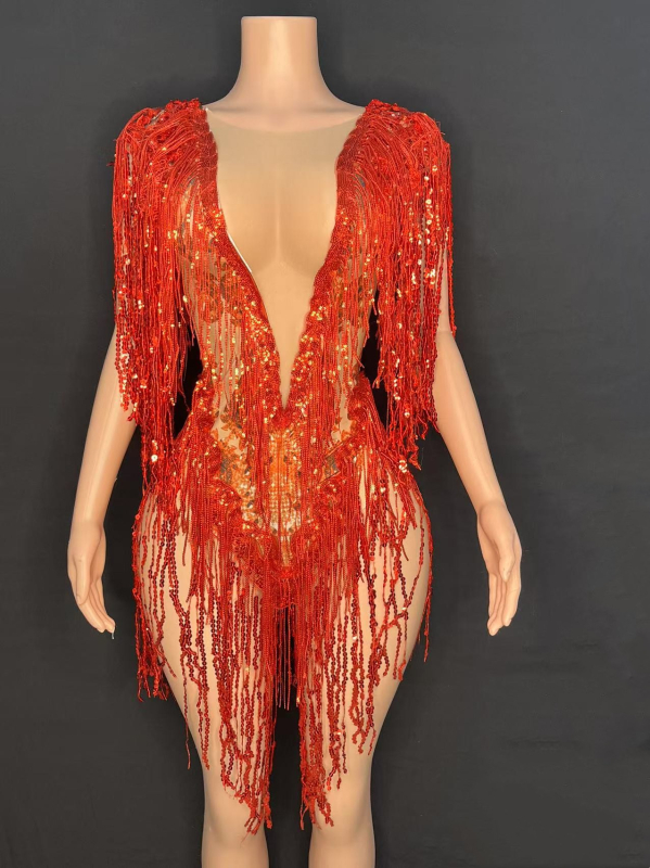 Rochie de scenă dintr-o singură piesă, cu ciucuri și ornamente cu diamante; țesătură plasă cu elastan 50–70%; țesătură secundară 70–80%; stil neutru; imprimeu