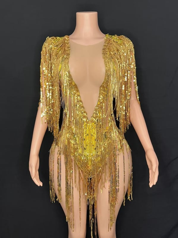 Rochie de scenă dintr-o singură piesă, cu ciucuri și ornamente cu diamante; țesătură plasă cu elastan 50–70%; țesătură secundară 70–80%; stil neutru; imprimeu