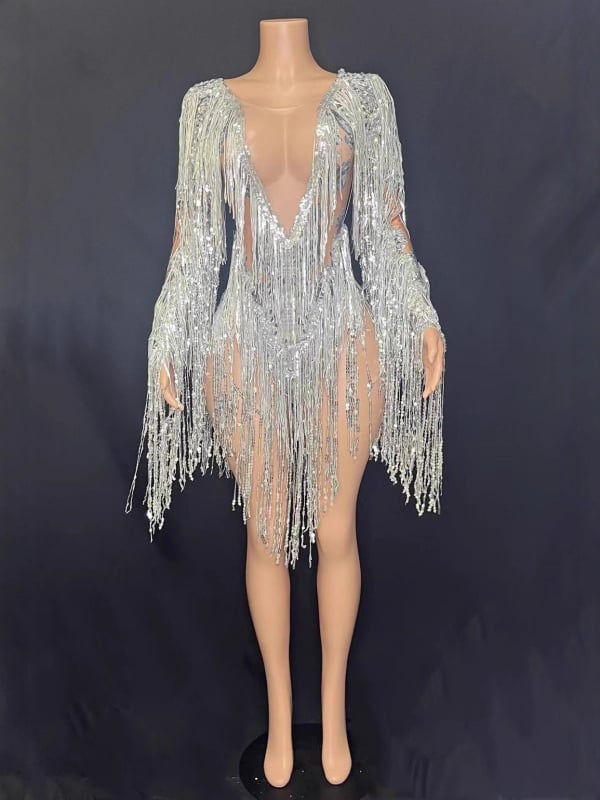 Rochie de scenă dintr-o singură piesă, cu ciucuri și ornamente cu diamante; țesătură plasă cu elastan 50–70%; țesătură secundară 70–80%; stil neutru; imprimeu