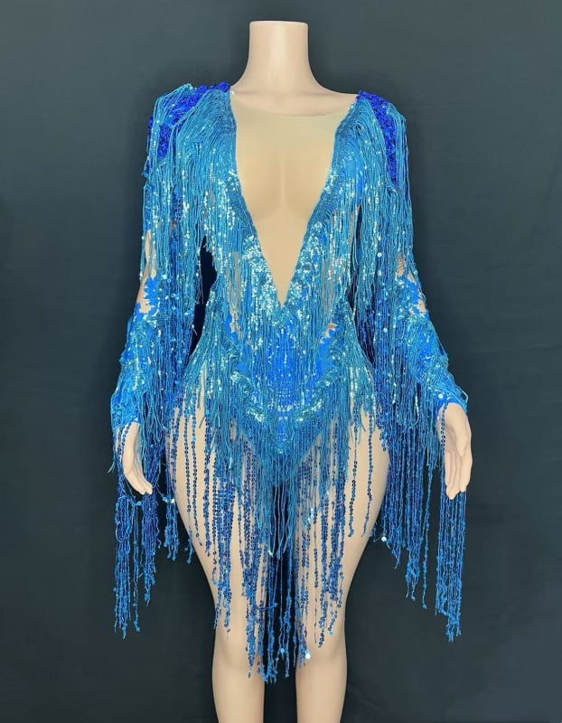 Rochie de scenă dintr-o singură piesă, cu ciucuri și ornamente cu diamante; țesătură plasă cu elastan 50–70%; țesătură secundară 70–80%; stil neutru; imprimeu