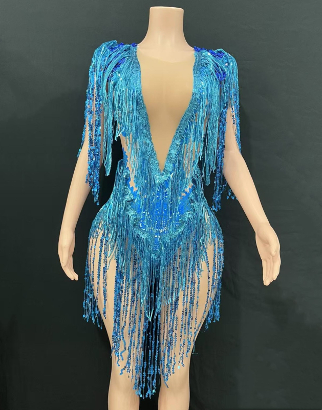 Rochie de scenă dintr-o singură piesă, cu ciucuri și ornamente cu diamante; țesătură plasă cu elastan 50–70%; țesătură secundară 70–80%; stil neutru; imprimeu