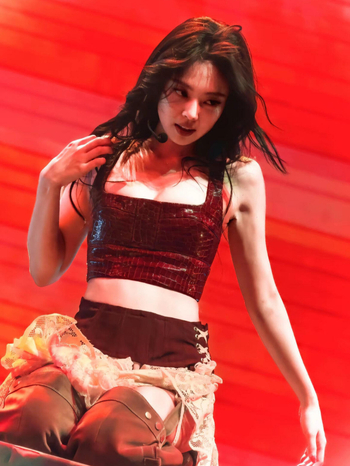 Coachella-inspired Jazz Dance Outfit Set — Vestă din piele de crocodil + fustă asimetrică, material Milk Silk; Poliester ≤30%, Spandex ≤30%; Confecționare: colaj/ cusături; Stil urban