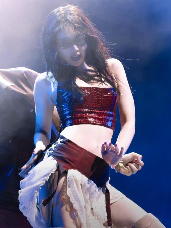 Coachella-inspired Jazz Dance Outfit Set — Vestă din piele de crocodil + fustă asimetrică, material Milk Silk; Poliester ≤30%, Spandex ≤30%; Confecționare: colaj/ cusături; Stil urban