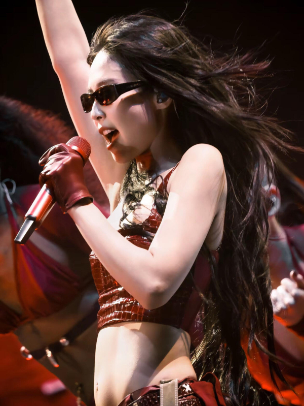 Coachella-inspired Jazz Dance Outfit Set — Vestă din piele de crocodil + fustă asimetrică, material Milk Silk; Poliester ≤30%, Spandex ≤30%; Confecționare: colaj/ cusături; Stil urban