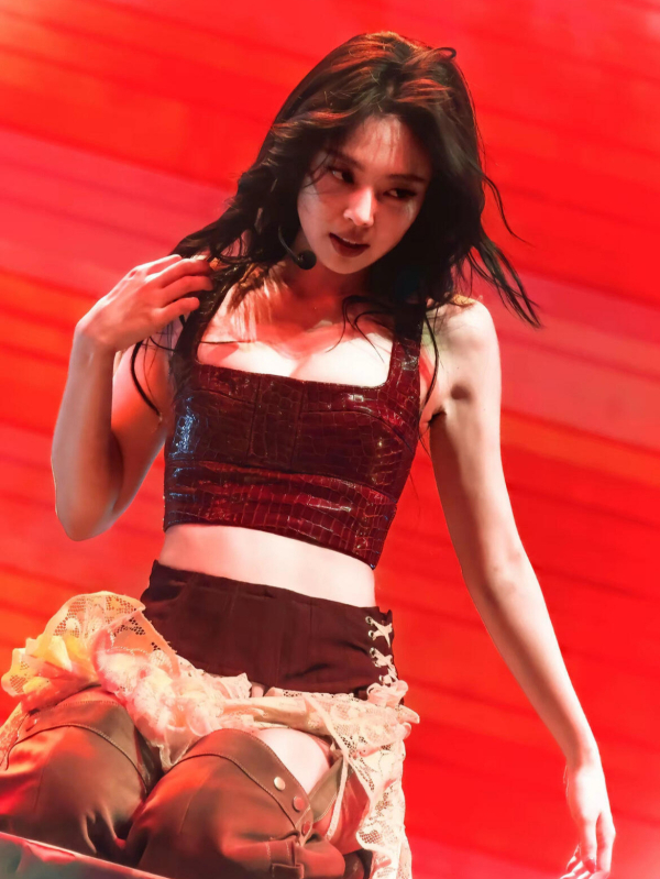 Coachella-inspired Jazz Dance Outfit Set — Vestă din piele de crocodil + fustă asimetrică, material Milk Silk; Poliester ≤30%, Spandex ≤30%; Confecționare: colaj/ cusături; Stil urban