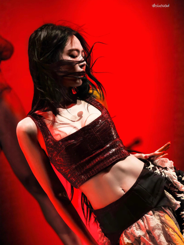 Coachella-inspired Jazz Dance Outfit Set — Vestă din piele de crocodil + fustă asimetrică, material Milk Silk; Poliester ≤30%, Spandex ≤30%; Confecționare: colaj/ cusături; Stil urban