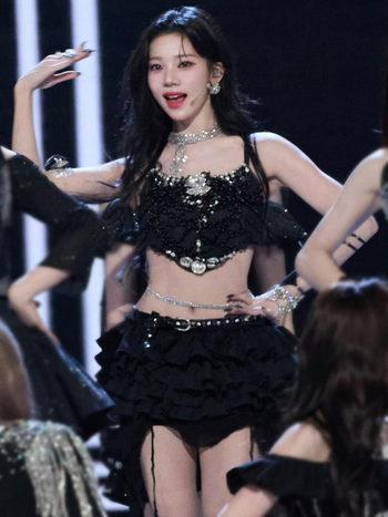 Costum de scenă cu mărgele în stil urban, iarna 2024, țesătură poliester, conținut poliester 80–90%, cusătură cu mărgele