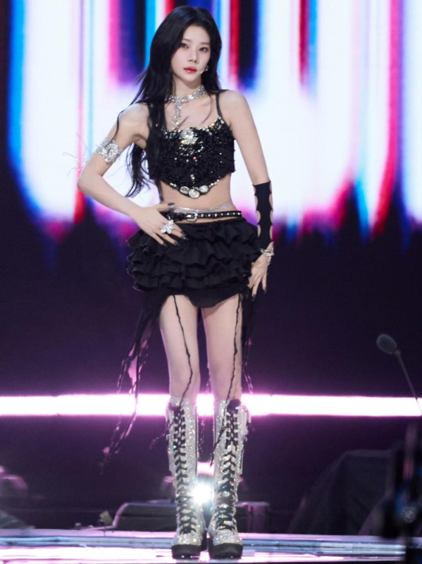 Costum de scenă cu mărgele în stil urban, iarna 2024, țesătură poliester, conținut poliester 80–90%, cusătură cu mărgele