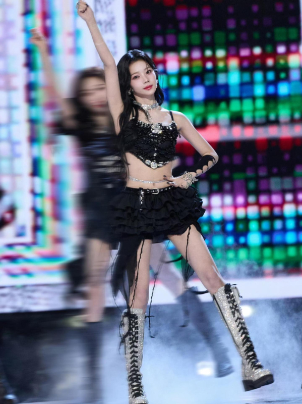 Costum de scenă cu mărgele în stil urban, iarna 2024, țesătură poliester, conținut poliester 80–90%, cusătură cu mărgele