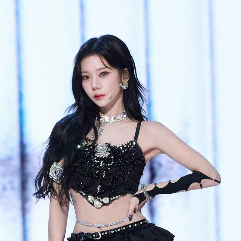 Costum de scenă cu mărgele în stil urban, iarna 2024, țesătură poliester, conținut poliester 80–90%, cusătură cu mărgele