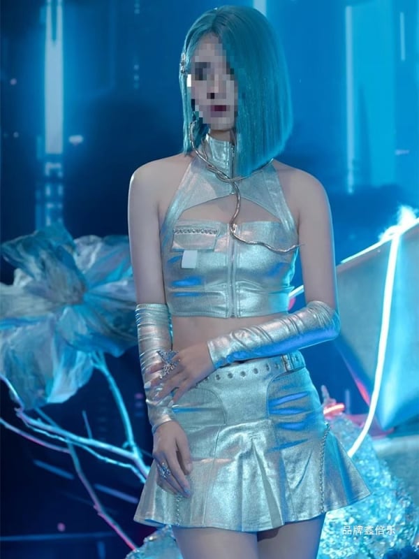 K-Pop grupni plesni kostim — AI robotski futuristički tehnički estetski dizajn, unisex, ljeto 2024