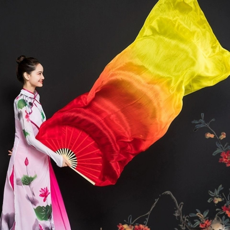 Дълъг копринен танцов фен с трицветен градиентен пламък модел и мотив koi за танци на корема и квадратни танци