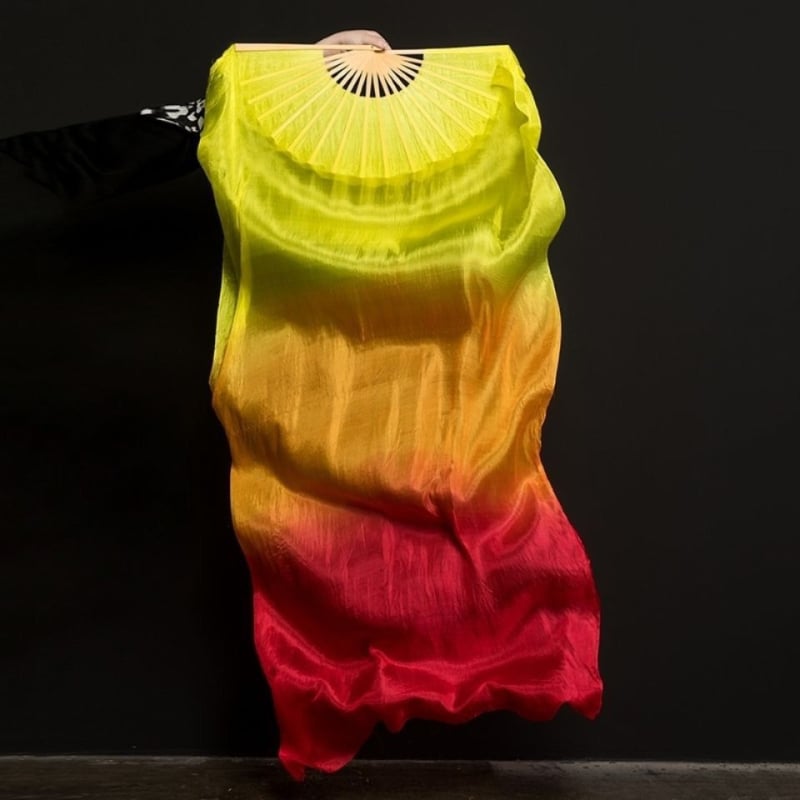 Дълъг копринен танцов фен с трицветен градиентен пламък модел и мотив koi за танци на корема и квадратни танци