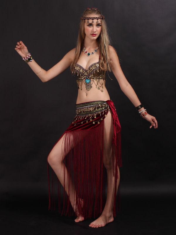 Костюм за ориенталски танц с ресни и етно мотиви, две части — Peter Jo; Велур; Основен състав: 80% хлорирани влакна, 20% полиестер; Подходящ за фолклорни танци; За жена; Възраст 18–24; Точност на измерване 1–2 см