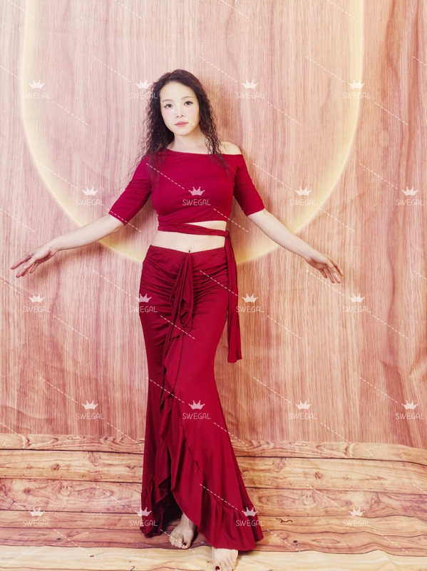 Costum de practică Belly Dance – top cu umăr pe o parte și fustă cu dantelă pe șolduri, poliester, conținut poliester 30-50%, toamnă 2025.