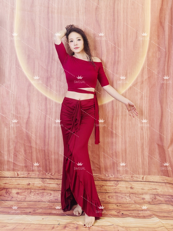 Costum de practică Belly Dance – top cu umăr pe o parte și fustă cu dantelă pe șolduri, poliester, conținut poliester 30-50%, toamnă 2025.