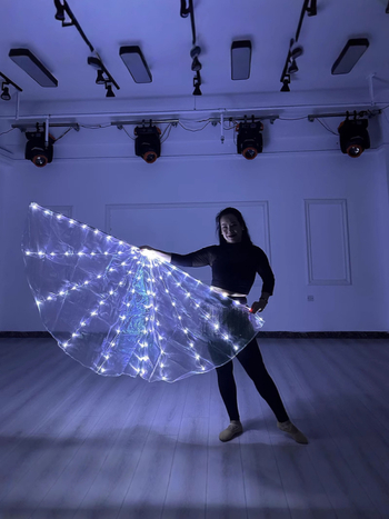 Rekvizit za ples: svijetleća krila leptira za belly dance scenu • Material: poliester + elastan • Lansiranje: proljeće 2025 • Za plesne izvođačice