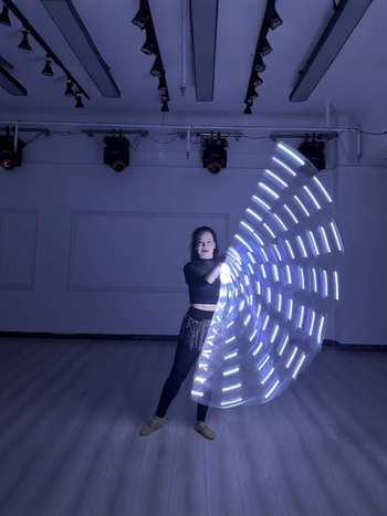 Rekvizit za ples: svijetleća krila leptira za belly dance scenu • Material: poliester + elastan • Lansiranje: proljeće 2025 • Za plesne izvođačice