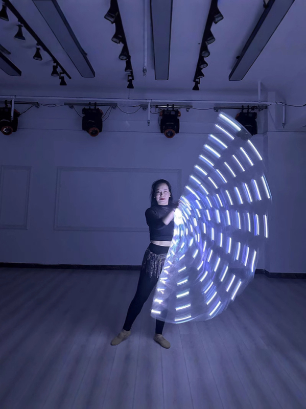 Rekvizit za ples: svijetleća krila leptira za belly dance scenu • Material: poliester + elastan • Lansiranje: proljeće 2025 • Za plesne izvođačice