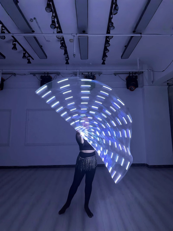 Rekvizit za ples: svijetleća krila leptira za belly dance scenu • Material: poliester + elastan • Lansiranje: proljeće 2025 • Za plesne izvođačice