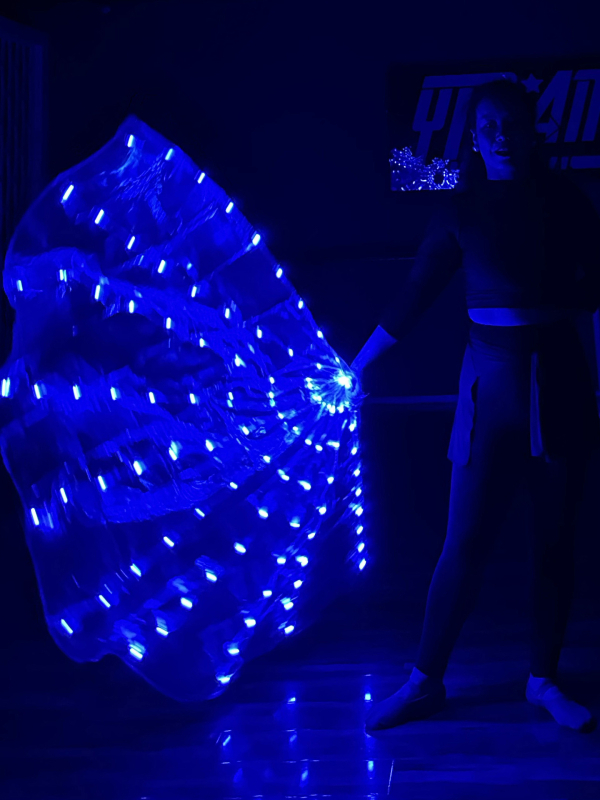 Rekvizit za ples: svijetleća krila leptira za belly dance scenu • Material: poliester + elastan • Lansiranje: proljeće 2025 • Za plesne izvođačice