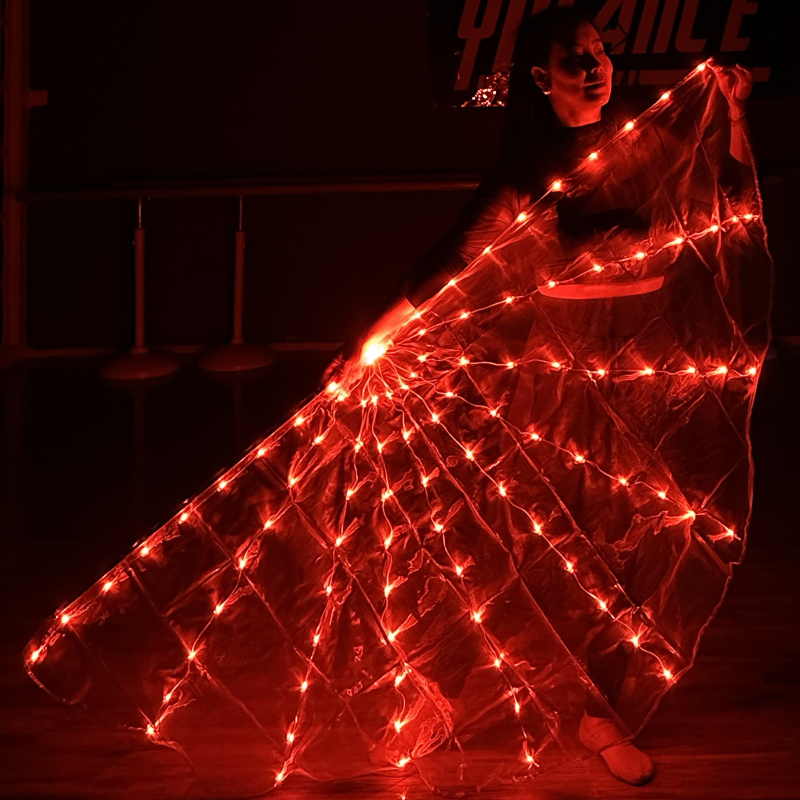 Rekvizit za ples: svijetleća krila leptira za belly dance scenu • Material: poliester + elastan • Lansiranje: proljeće 2025 • Za plesne izvođačice